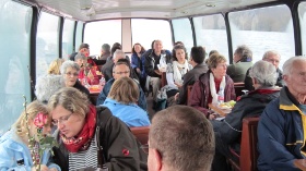 Interessierte Zuhörer auf dem Schiff...